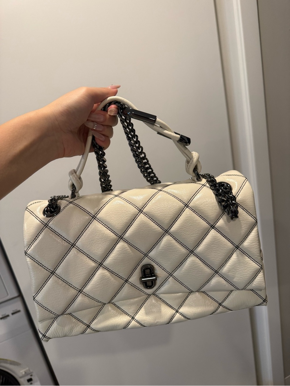 Marc Jacobs Cream Quilted Shoulder Bag with Gunmetal Chain (never used) - Picture 6 of 11